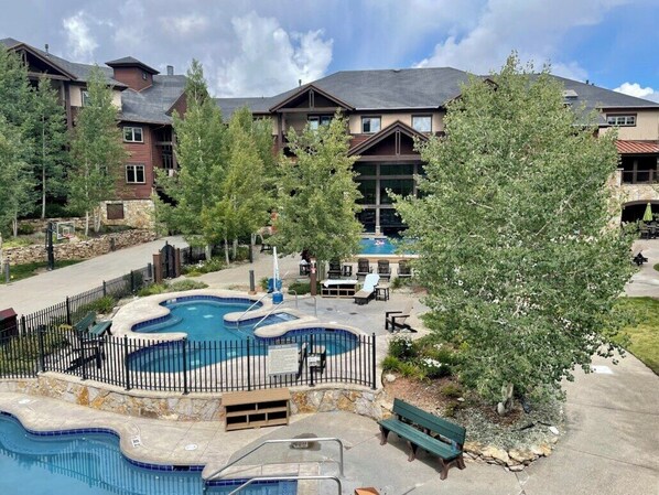 室内游泳池,室外游泳池