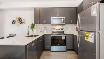 Réfrigérateur, micro-ondes, four, plaque de cuisson