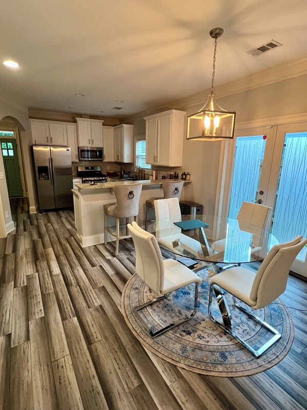 Dining - Charming 2-bedroom house in fantastic Atlanta with WiFi, AC (Atlanta)