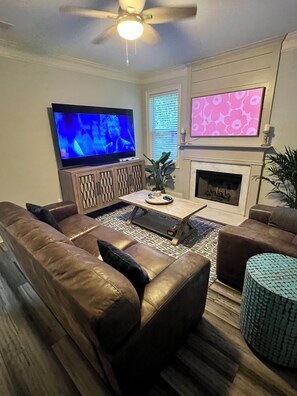 Smart TV, fireplace, video games, printers - Charming 2-bedroom house in fantastic Atlanta with WiFi, AC (Atlanta)