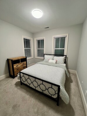 2 soverom, skrivebord, strykejern/-brett og wi-fi