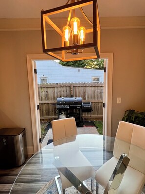 Outdoor dining - Charming 2-bedroom house in fantastic Atlanta with WiFi, AC (Atlanta)