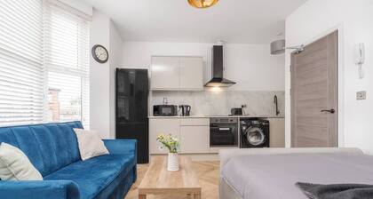 Modern Budget Stay | W/M | Kitchen | Free Parking