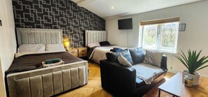 1 slaapkamer, een strijkplank/strijkijzer, gratis wifi, beddengoed