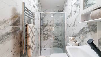 Een haardroger, handdoeken