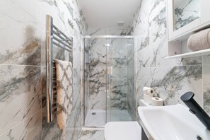 Een haardroger, handdoeken