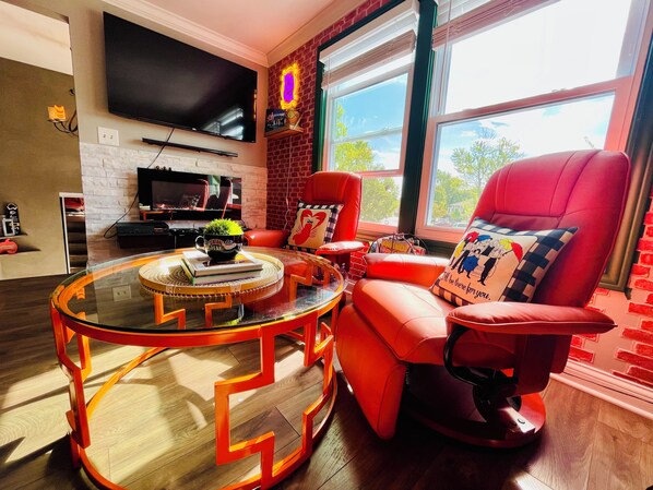 Smart TV, fireplace, DVD player, table football - Friends-Inspired 3 BDR Escape Vintage Vibes & Private Garden Near Chicago (Schaumburg)