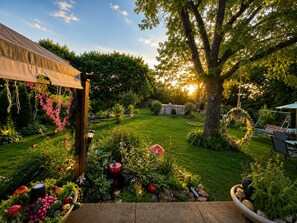 Un jardin bien entretenu, agrémenté d’une pergola, d’un espace détente et d’une balançoire.