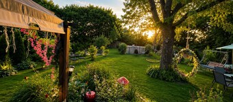 Friends-Inspired 3 BDR Escape Vintage Vibes & Private Garden Near Chicago