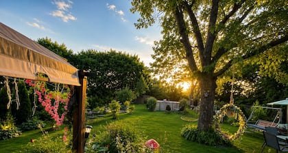 Friends-Inspired 3 BDR Escape Vintage Vibes & Private Garden Near Chicago