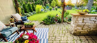 Friends-Inspired 3 BDR Escape Vintage Vibes & Private Garden Near Chicago