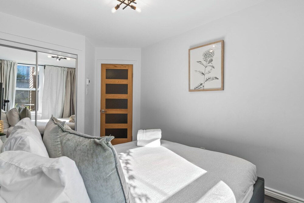 Elegant downtown apartment with parking Montreal Vrbo