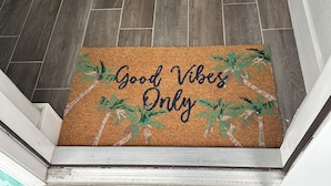 Fußmatte mit dem Aufdruck 'Good Vibes Only' und einem Palmen-Design.