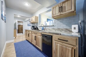 Mikrobølgeovn, ovn, kokeplater og oppvaskmaskin