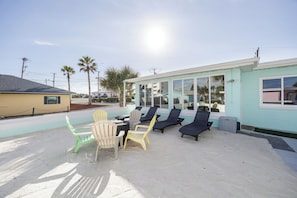 Terrace/patio - Beach Family Retreat w/HOT TUB, Fire pit, Lots of games & only 100 Steps to Sand (Ormond Beach)