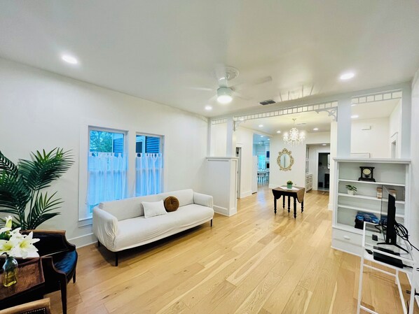 Una Smart TV, una chimenea, un reproductor de DVD, libros