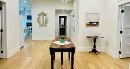 Elizabeth House - Walk to Square!