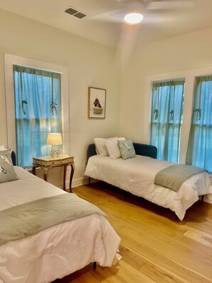 3 habitaciones, tabla de planchar con plancha y cuna de viaje 