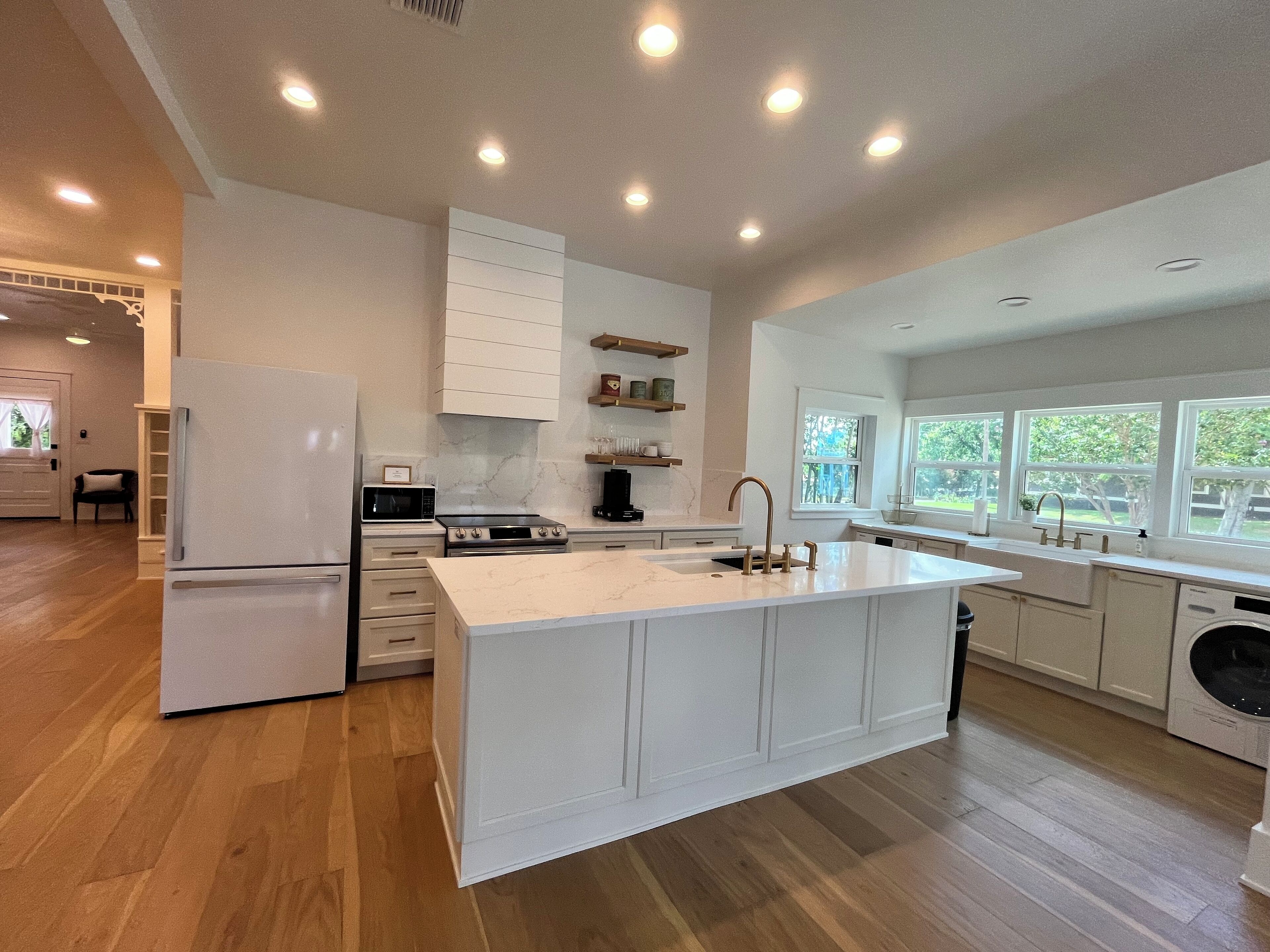 Refrigerador, microondas, horno y parrilla de estufa 