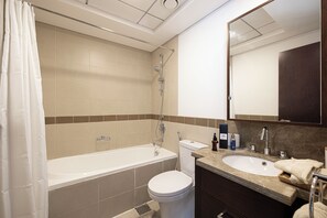Bidet, Handtücher, Seife, Shampoo