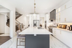 Micro-ondes, four, plaque de cuisson, lave-vaisselle