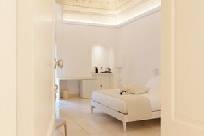 1 habitación, caja de seguridad en la habitación y escritorio 