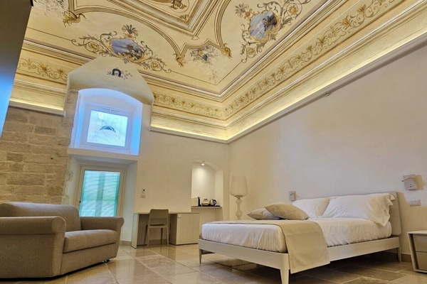 Ampia camera matrimoniale con divano letto e accesso diretto sulla Muraglia.