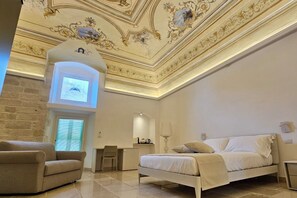 1 habitación, caja de seguridad en la habitación y escritorio 