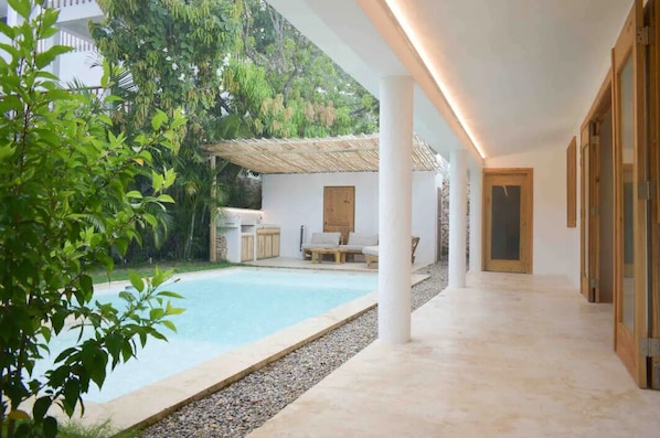 Una piscina al aire libre