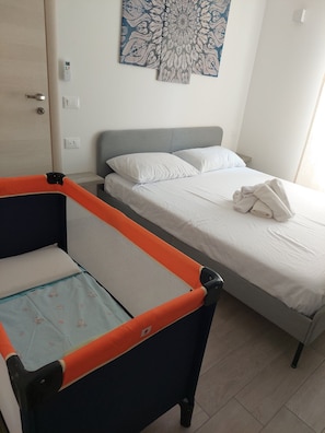 2 Schlafzimmer, Bügeleisen/Bügelbrett, Bettwäsche