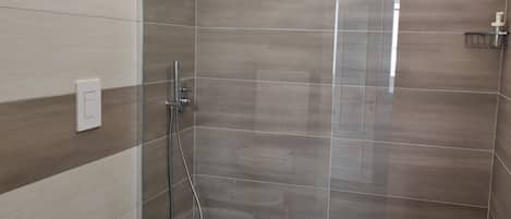 Dusche, Haartrockner, Bidet, Handtücher
