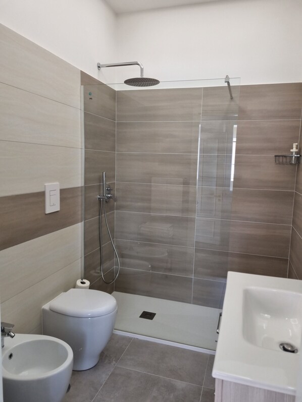 Douche, séchoir à cheveux, bidet, serviettes fournies
