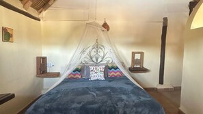 1 chambre, bureau, fer et planche à repasser, lit de bébé portatif