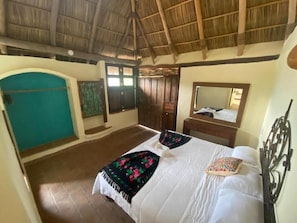 1 habitación, escritorio, tabla de planchar con plancha y cuna de viaje