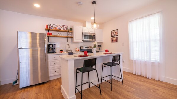 Micro-ondes, four, plaque de cuisson, lave-vaisselle