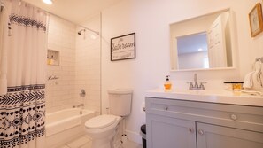 Douche, sèche-cheveux, serviettes fournies, savon