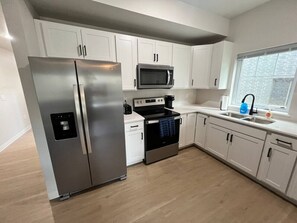 Kühlschrank, Mikrowelle, Ofen, Herdplatte