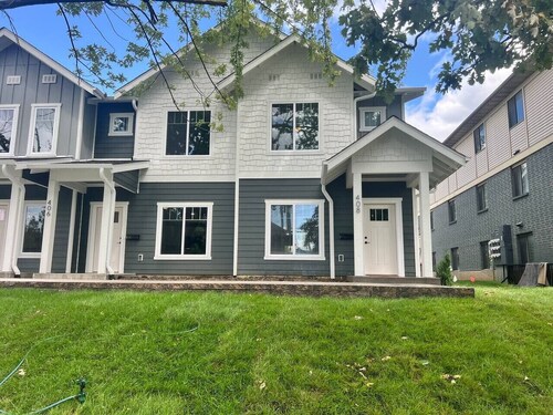 404 Spacious 3 Bed 2 Bath Townhouse