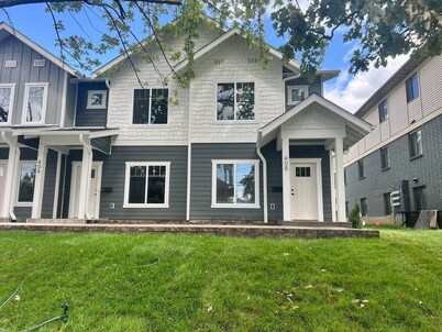 404 Spacious 3 Bed 2 Bath Townhouse