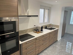 Fridge, microwave, oven, stovetop - Newly renovated house private parking beach convenience bus station and port and airport (Marseille)