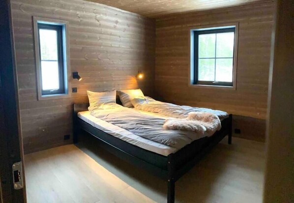 5 bedrooms, iron/ironing board, WiFi, bed sheets