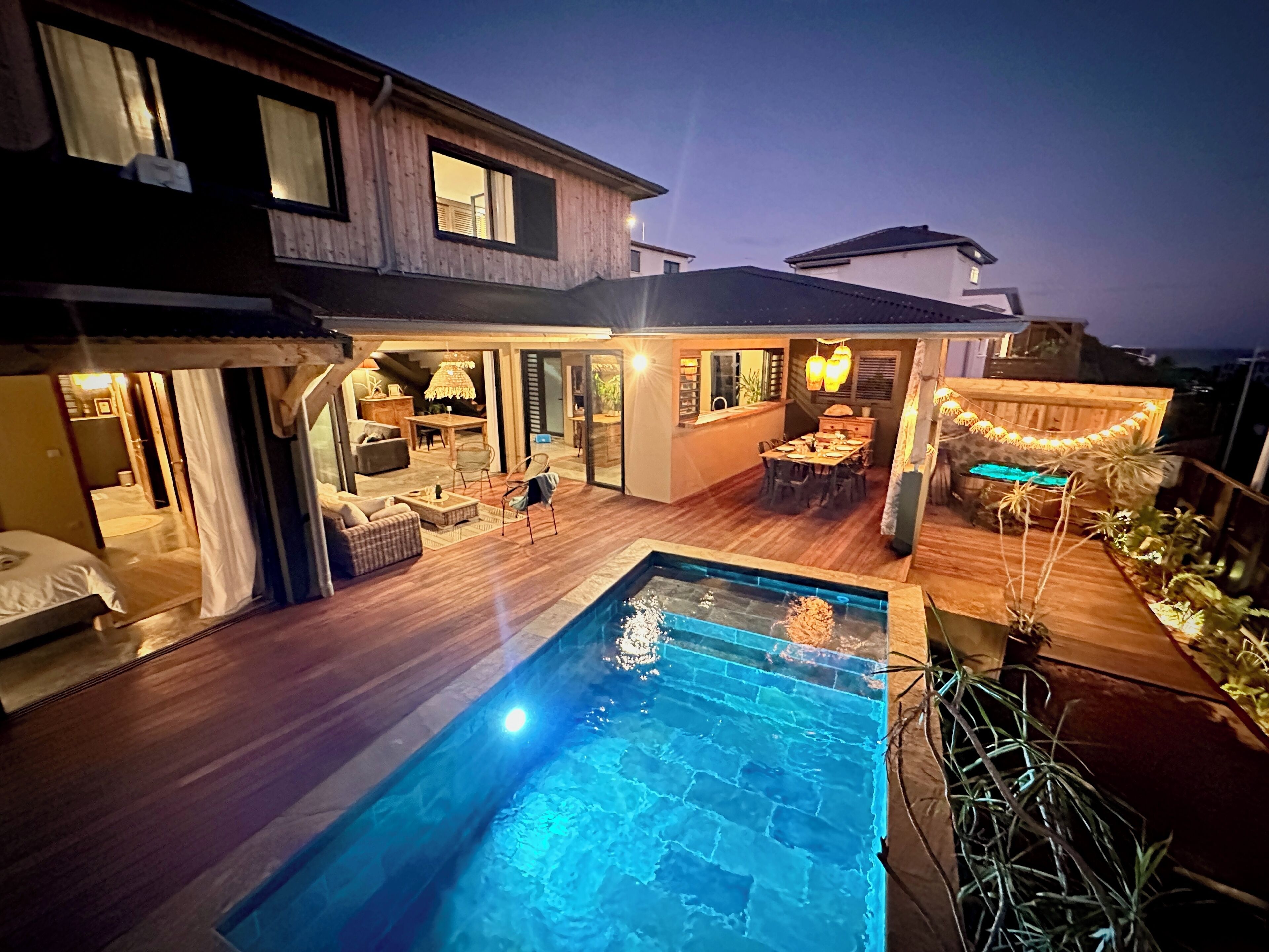 Utendørsbasseng og et oppvarmet basseng