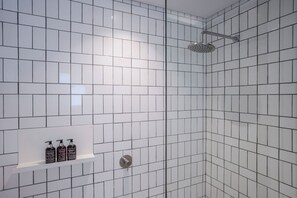 Ducha, secador de pelo, toallas y jabón