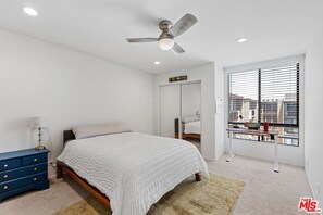 2 bedrooms, WiFi, bed sheets - Haven in the Heart of Hollywood - 2 bd/2 ba with pool and fitness room (Los Angeles)