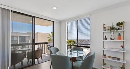 Luxury 2-bedroom condo in West Los Angeles with pool and fitness room