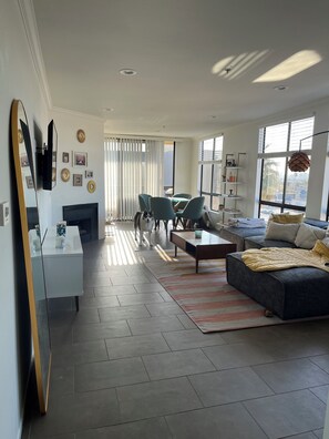 Interior - Haven in the Heart of Hollywood - 2 bd/2 ba with pool and fitness room (Los Angeles)