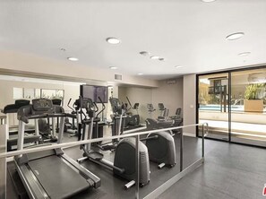 Fitness facility - Haven in the Heart of Hollywood - 2 bd/2 ba with pool and fitness room (Los Angeles)