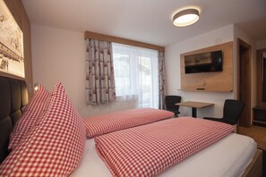 2 chambres, coffres-forts dans les chambres, lit parapluie