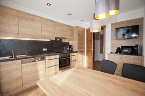 Kjøleskap, mikrobølgeovn, ovn og kokeplater