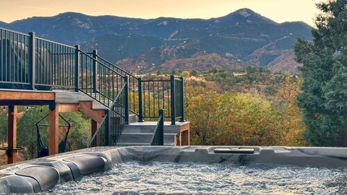 PeakView Guesthouse - Walk to Garden of the Gods - Hot Tub & Epic Mountain Views